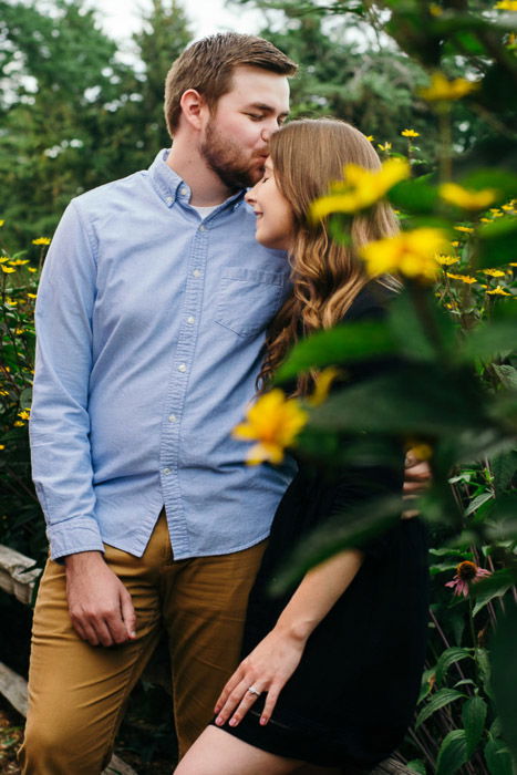 natural relaxed pose photoshoot kiss