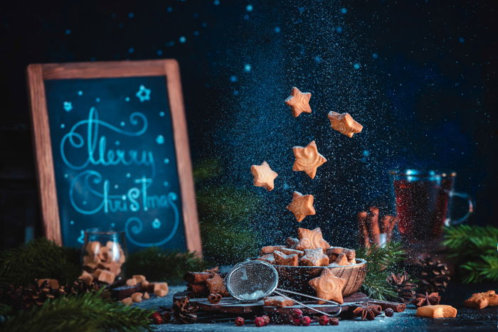 Christmas photos tutorial of shooting levitating christmas cookies