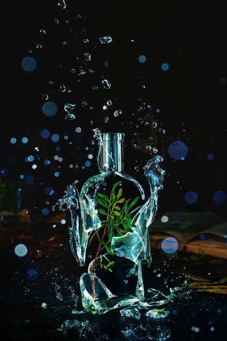 Una foto creativa de una botella de vidrio explosiva.