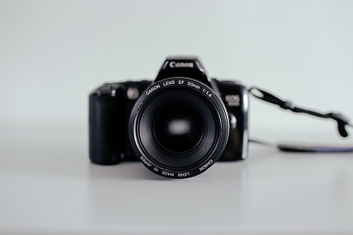 A Canon Dslr fitted with a 50mm f/1.8 lens