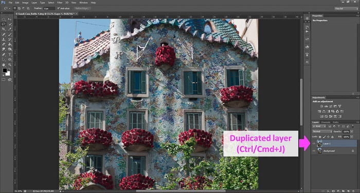una captura de pantalla que muestra cómo editar fotos en Photoshop, con una flecha que apunta a Capa duplicada