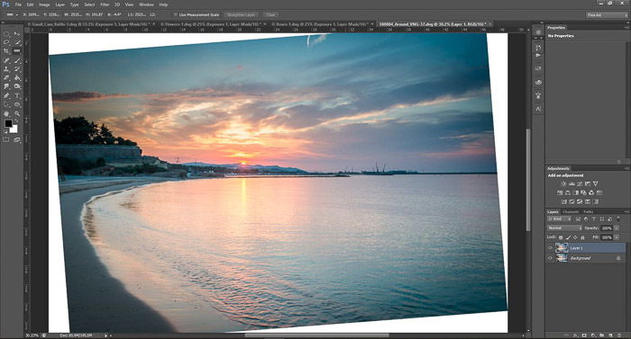 una captura de pantalla que muestra cómo rotar y enderezar la imagen en Photoshop