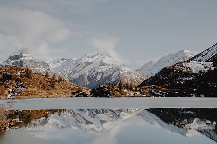 一个令人惊叹的山地景观与一个湖泊增加反射和深度-对称的摄影