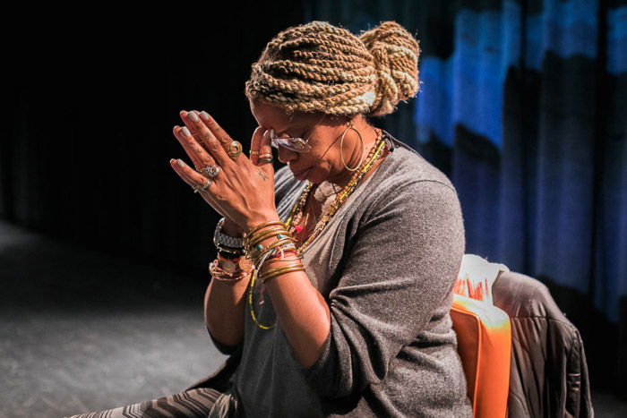  Une séance de méditation guidée dirigée par Jill Hubbard au Sommet sur l'activisme pour la santé des femmes de New York en 2018. 