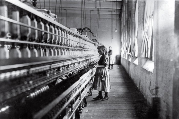 Cotton Mill Girl - Lewis Hine (1908)