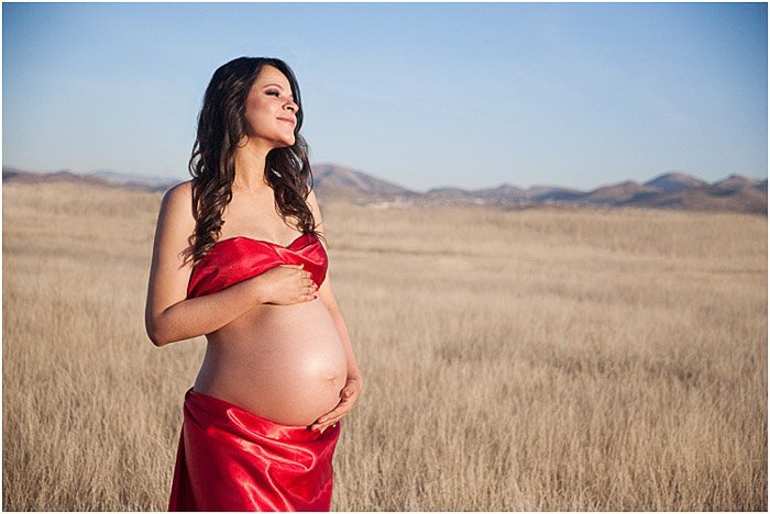 A pregnant woman posing outdoors - how to take pictures of people