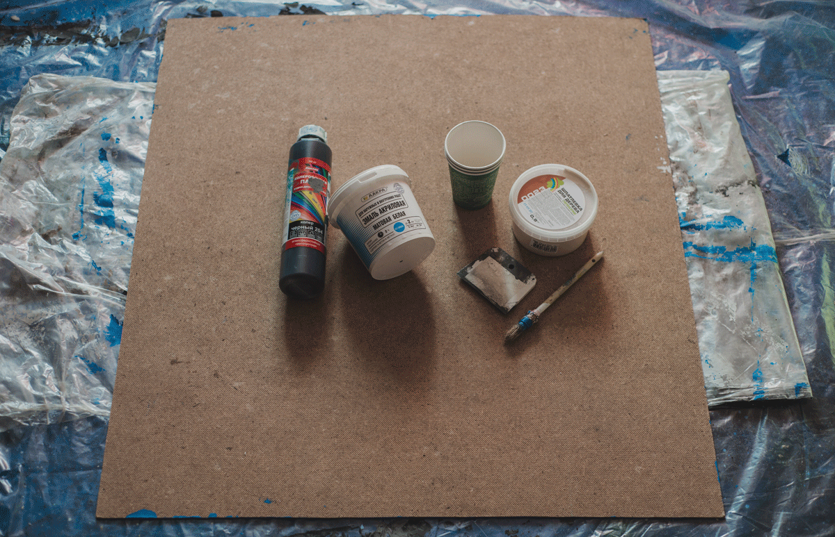 A four photo gif showing the process of hand painting photography backgrounds
