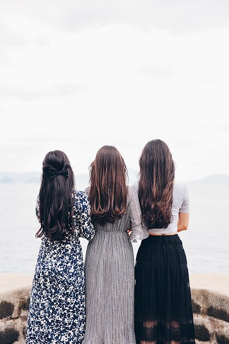 A bright and airy portarit of three female models posing outdoors - gestalt principle for photography