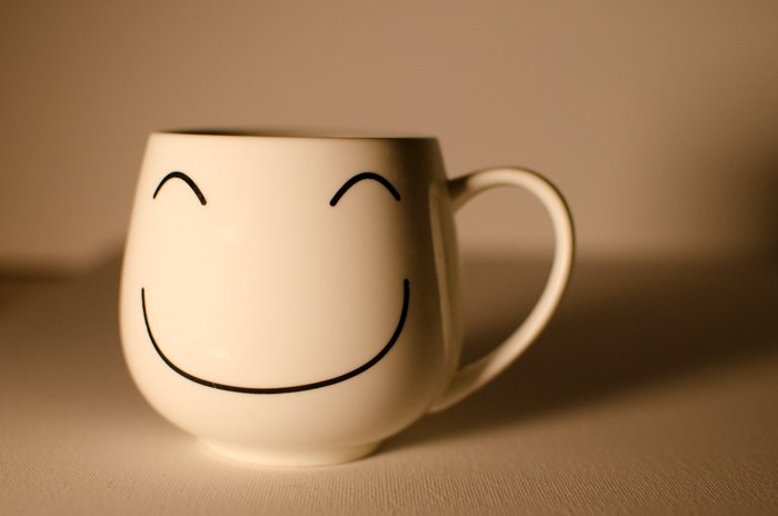 A smily face mug on a neutral background - how to use a grey card for color balance