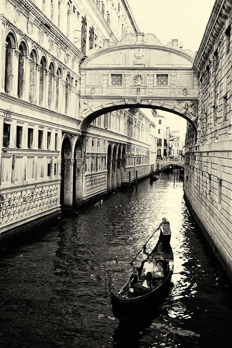 The bridge of Sigh's, one of the most well known bridges in Venice - how to take great venice photos