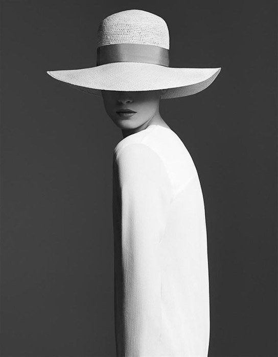 一幅引人注目的黑白女模特肖像，为时尚摄影提供灵感