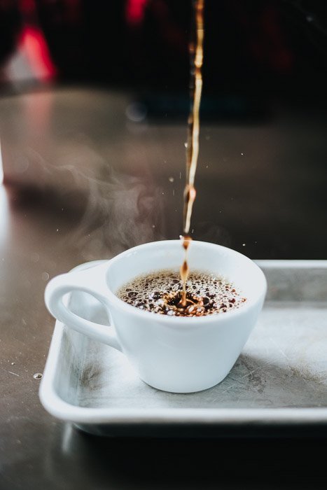 Pouring coffee into a coffee cup - how to photograph steam 