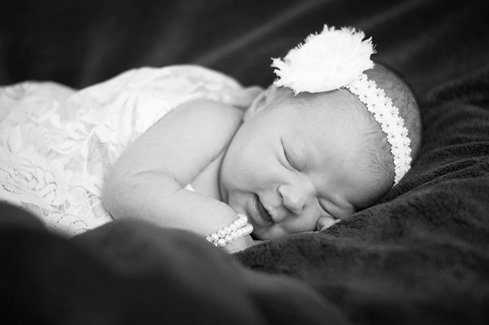 一个可爱的小女孩的单调的肖像- diy新生儿摄影