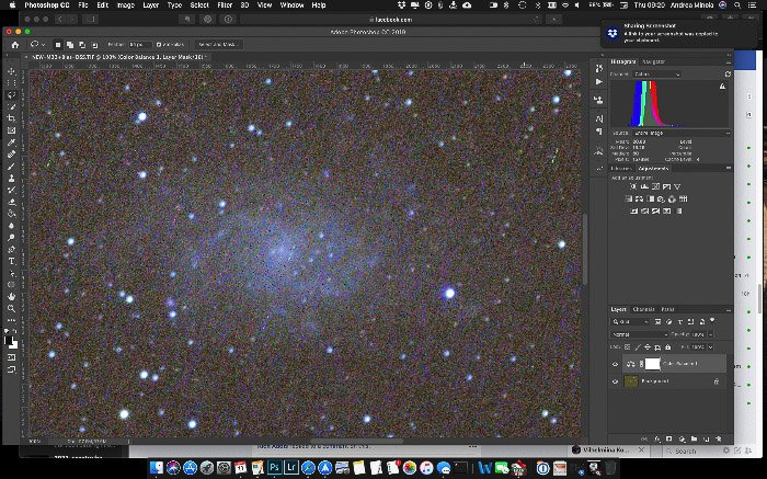 Una captura de pantalla que muestra cómo usar la herramienta Cuentagotas para arreglar el fondo en una imagen de la galaxia M33 - consejos de edición de astrofotografía en Photoshop