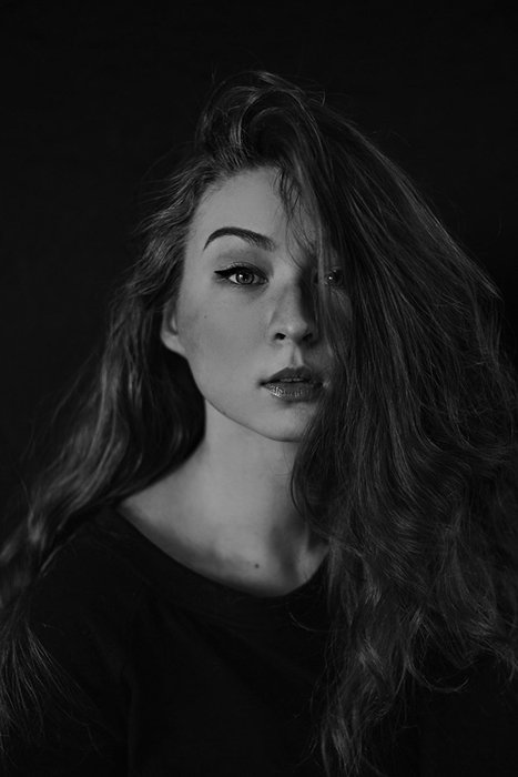 Atmospheric black and white portrait of a moody female model - examples of dark portraits