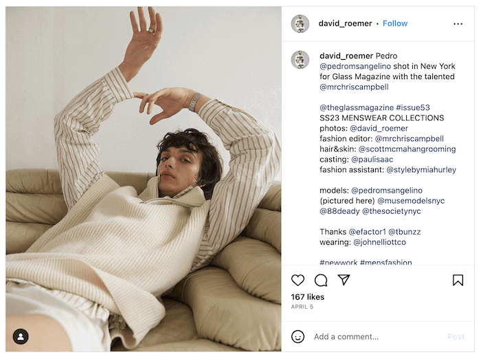 Ảnh chụp màn hình của bài đăng Instagram của David Roemer với một người mẫu mặc quần áo bình dị và nằm ngả lưng trên một chiếc ghế