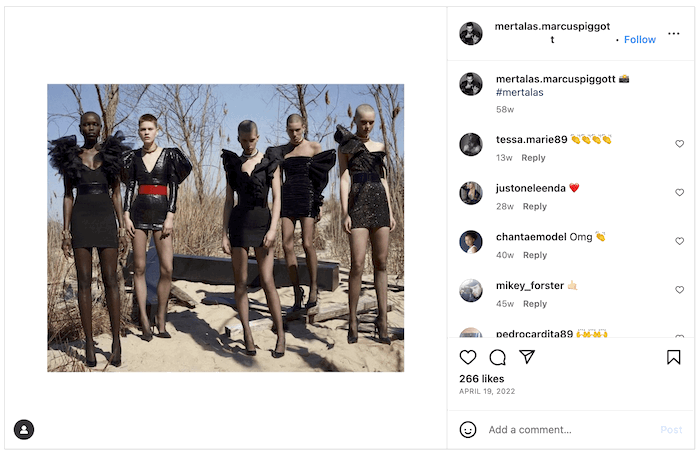 Ảnh chụp màn hình một bài đăng Mert và Marcus trên Instagram của một buổi chụp thời trang ngoài trời với năm người mẫu mặc váy đen