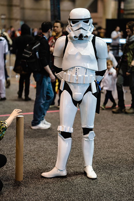 Fotografía de cosplay de una persona vestida como soldado de asalto