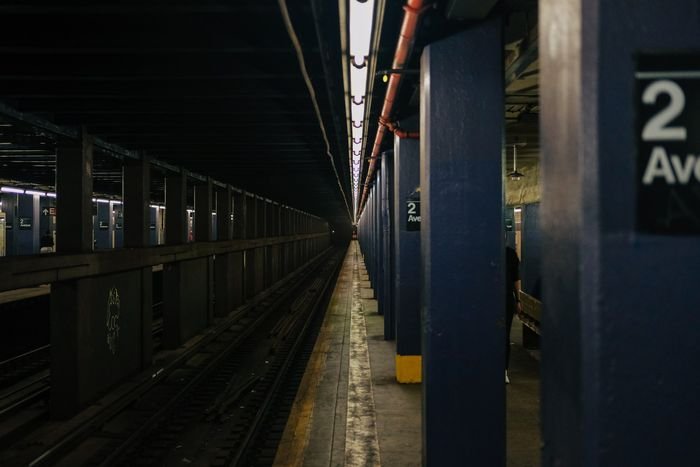 昏暗光线下的地铁站照片