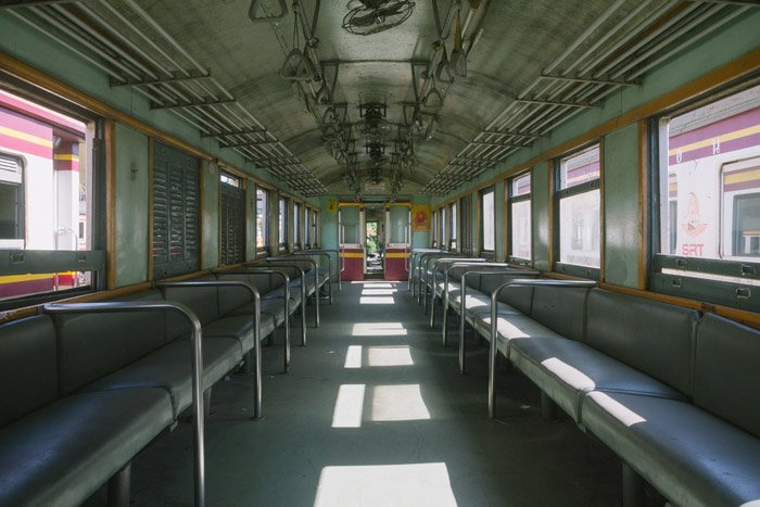 O interior de um trem demonstrando fotografia geométrica.