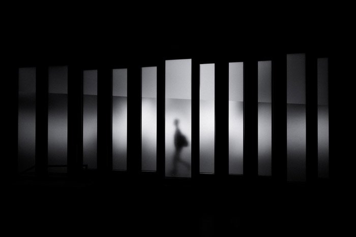 foto atmosférica da silhueta de uma pessoa andando por linhas demonstrando fotografia geométrica