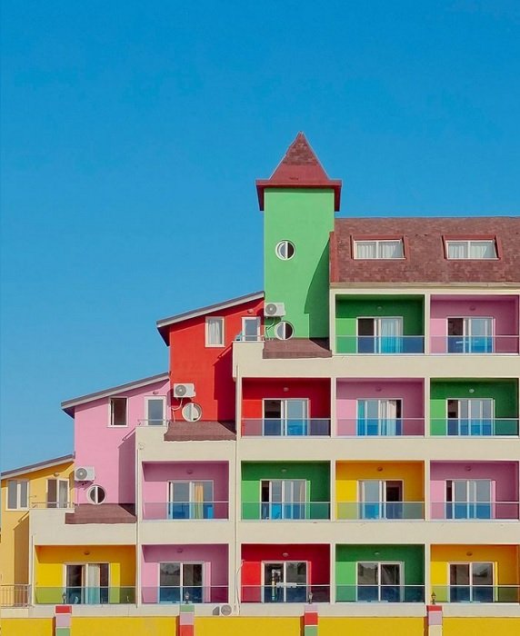 Apartamentos coloridos com céu azul como inspiração para fotografia geométrica