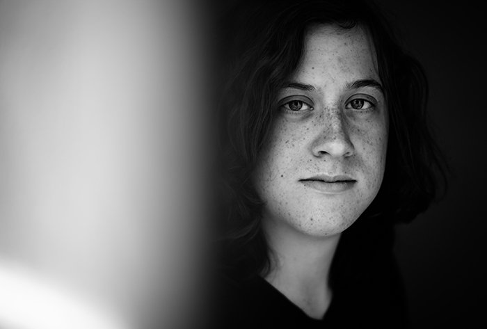 fotografia de retrato de close-up de uma mulher com um primeiro plano desfocado