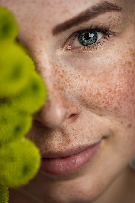 Fotografia de retrato de close-up de uma mulher com sardas