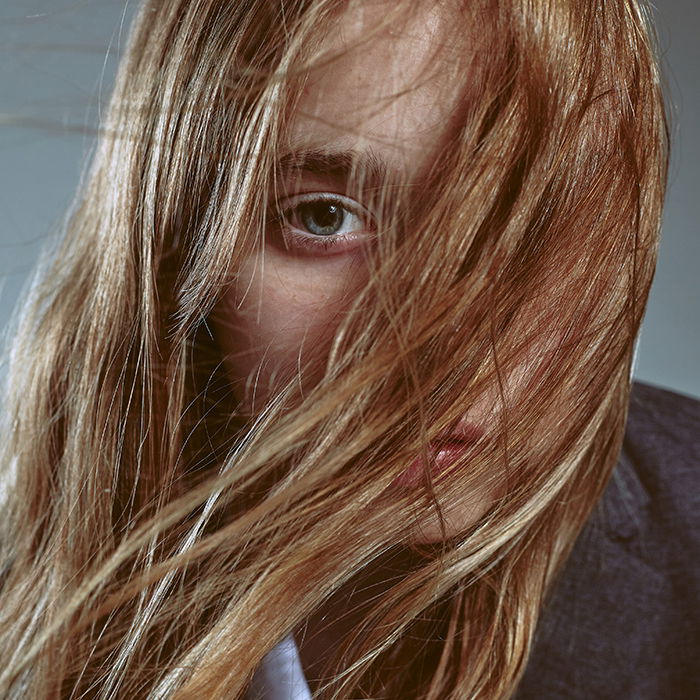 fotografia de retrato de close-up de uma mulher com cabelo no rosto