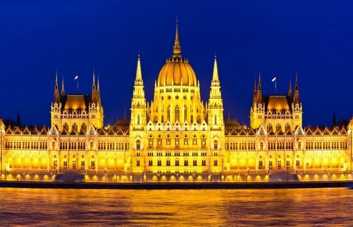 an image of the Budapest parliament at night