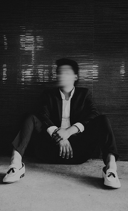 Foto de retrato preto e branco de um homem com um efeito de desfoque de movimento em seu rosto