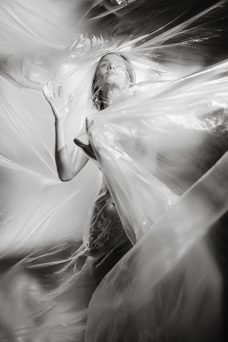 Foto surreal de uma mulher com uma camada texturizada de andaimes sobre ela