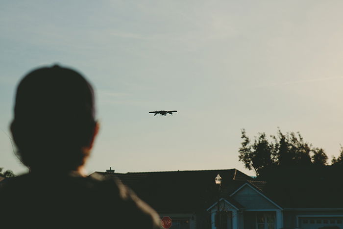 foto af en drone, der flyver over et hus