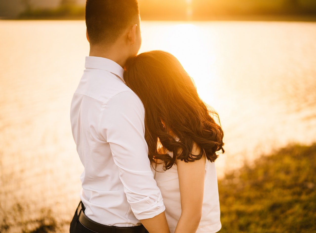 The Ultimate Guide For Couple Poses: Top 10 Posing Ideas - ZION BRIDES