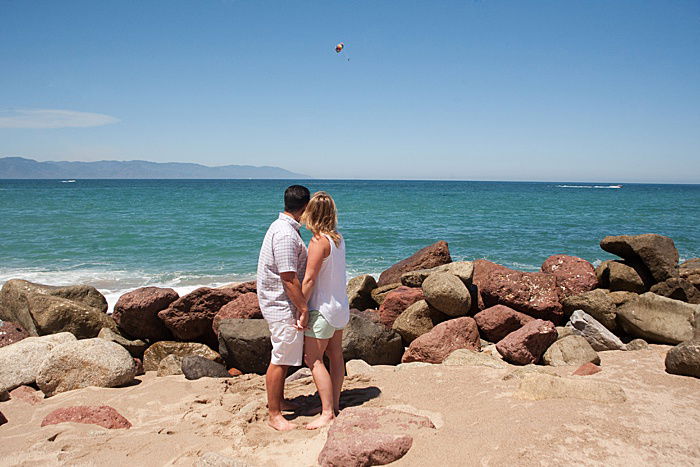 30 Beautiful Engagement Photo Poses to Try - 50