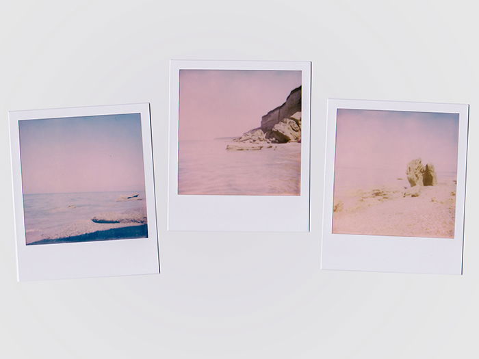 Tips For Taking A Mirror Picture With A Polaroid Camera – Tamaggo