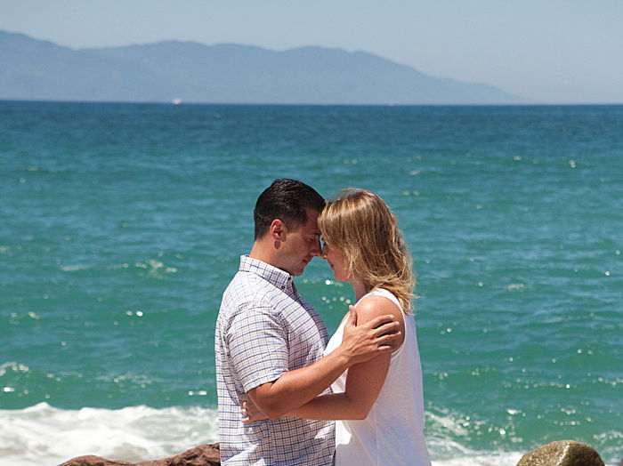 30 Beautiful Engagement Photo Poses to Try - 34