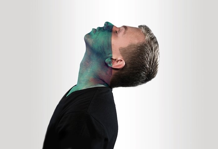 Retrato surreal de um homem com um pano verde cobrindo metade do rosto olhando para cima