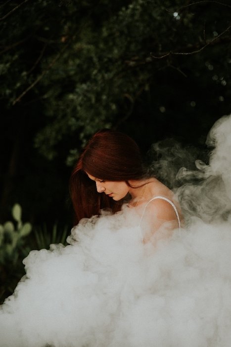 Retrato surreal de uma mulher em fumaça branca