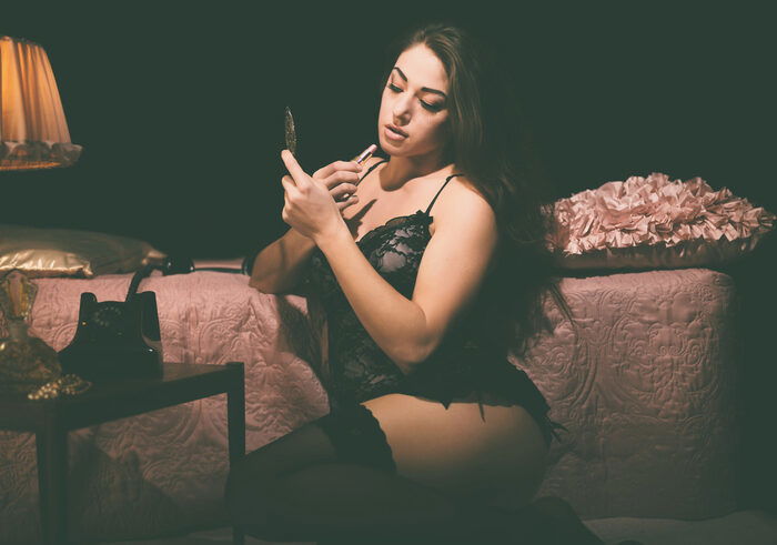 12 Plus Size Curvy Boudoir Photography Ideas - 29