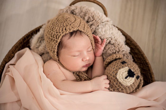 Fotografía de recién nacido de bricolaje de un recién nacido con un oso de peluche