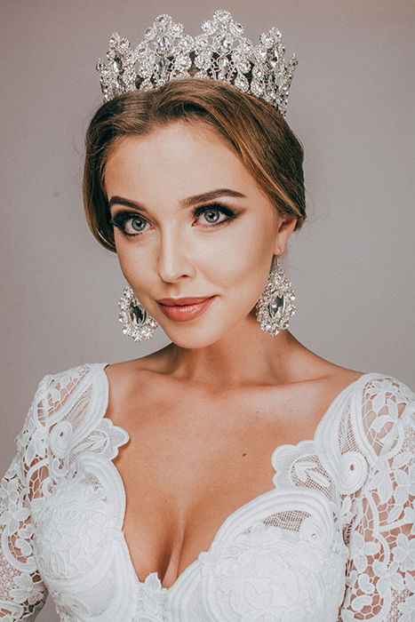 A bride wearing a tiara 