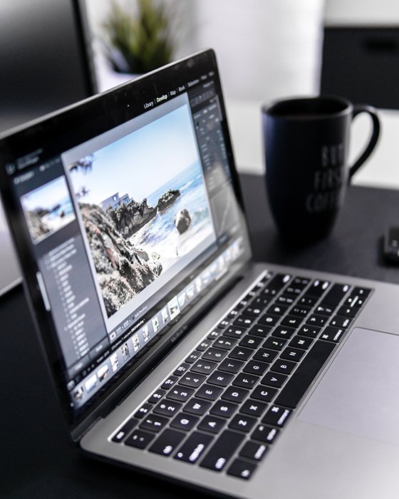 Foto de una computadora portátil y una taza.