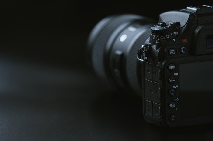 Foto de primer plano de una cámara réflex digital