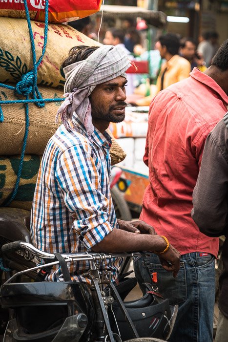 繁忙的街道新德里，印度的香料市场。