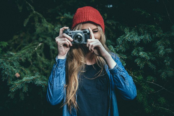 foto de una niña de pie al aire libre tomando una foto