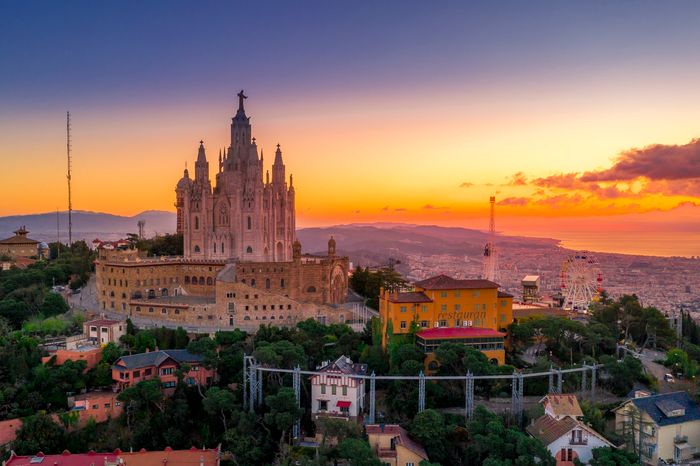 Una foto nítida de una iglesia en Barcelona al atardecer