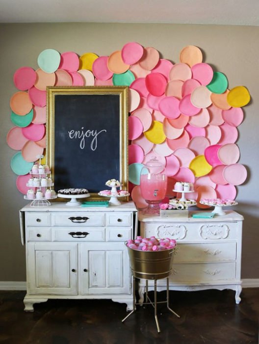 A pretty photo booth decorated with paper plates