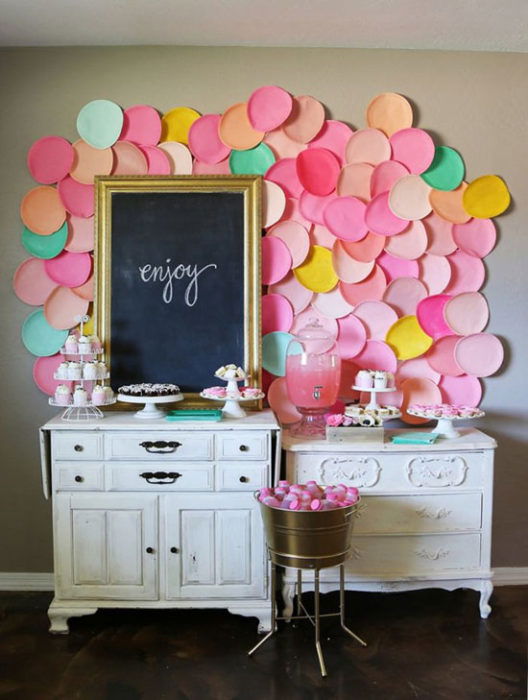 A pretty photo booth decorated with paper plates