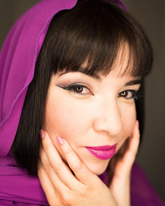 一个戴着紫色头巾的女人的特写肖像